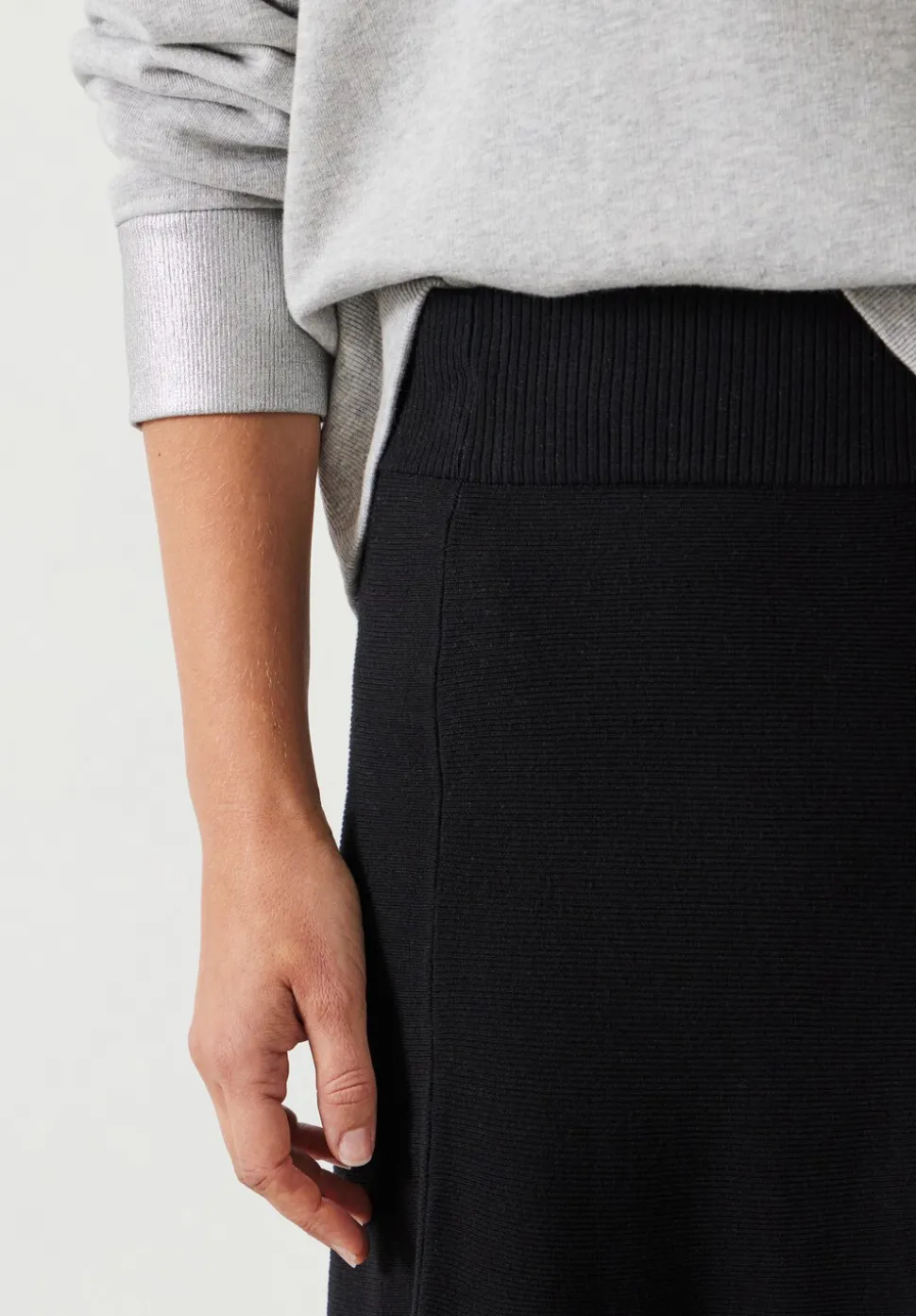 Zola Volume Knitted Midi Skirt